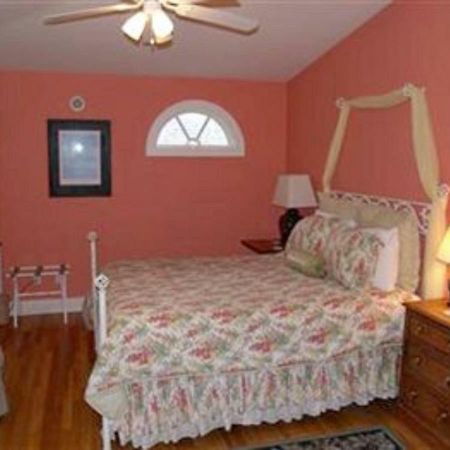 The Villa Bed & Breakfast (Adults Only) Τακόμα Δωμάτιο φωτογραφία