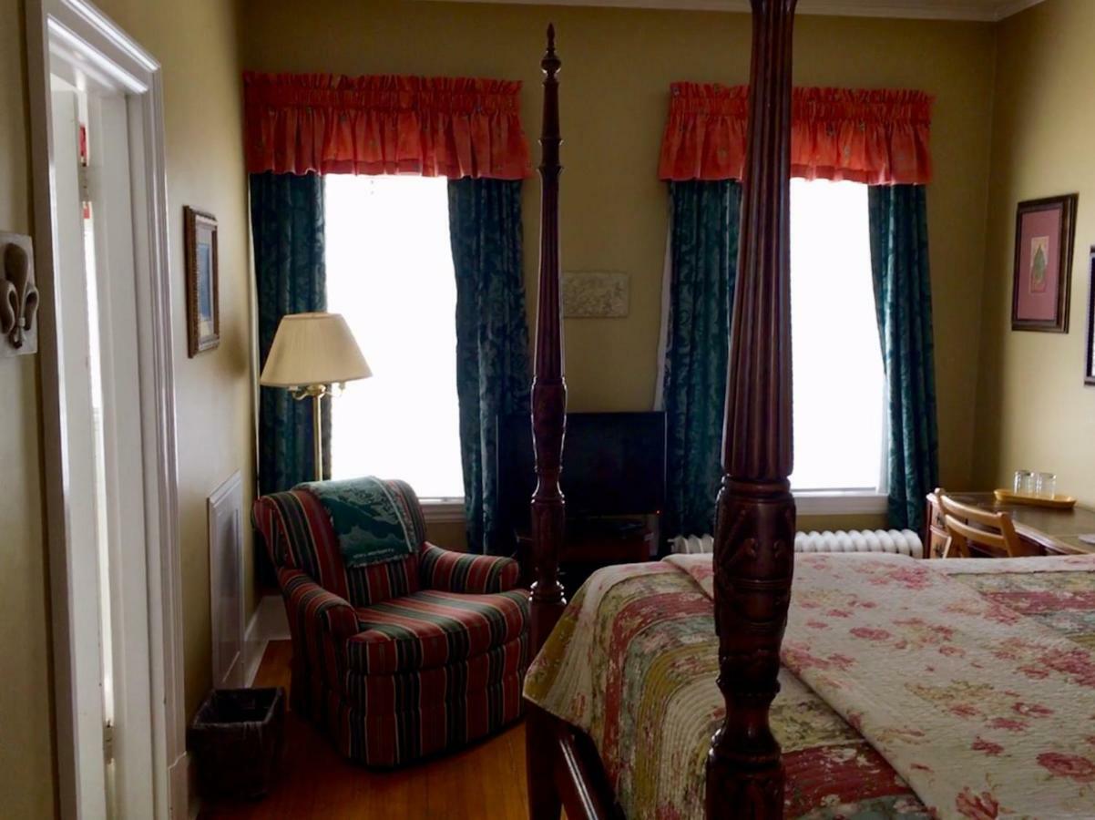 The Villa Bed & Breakfast (Adults Only) Τακόμα Δωμάτιο φωτογραφία